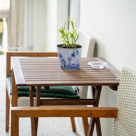 Sunlit Urban Oasis In Vibrant Palaio Faliro 雅典