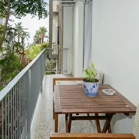 Sunlit Urban Oasis In Vibrant Palaio Faliro 雅典